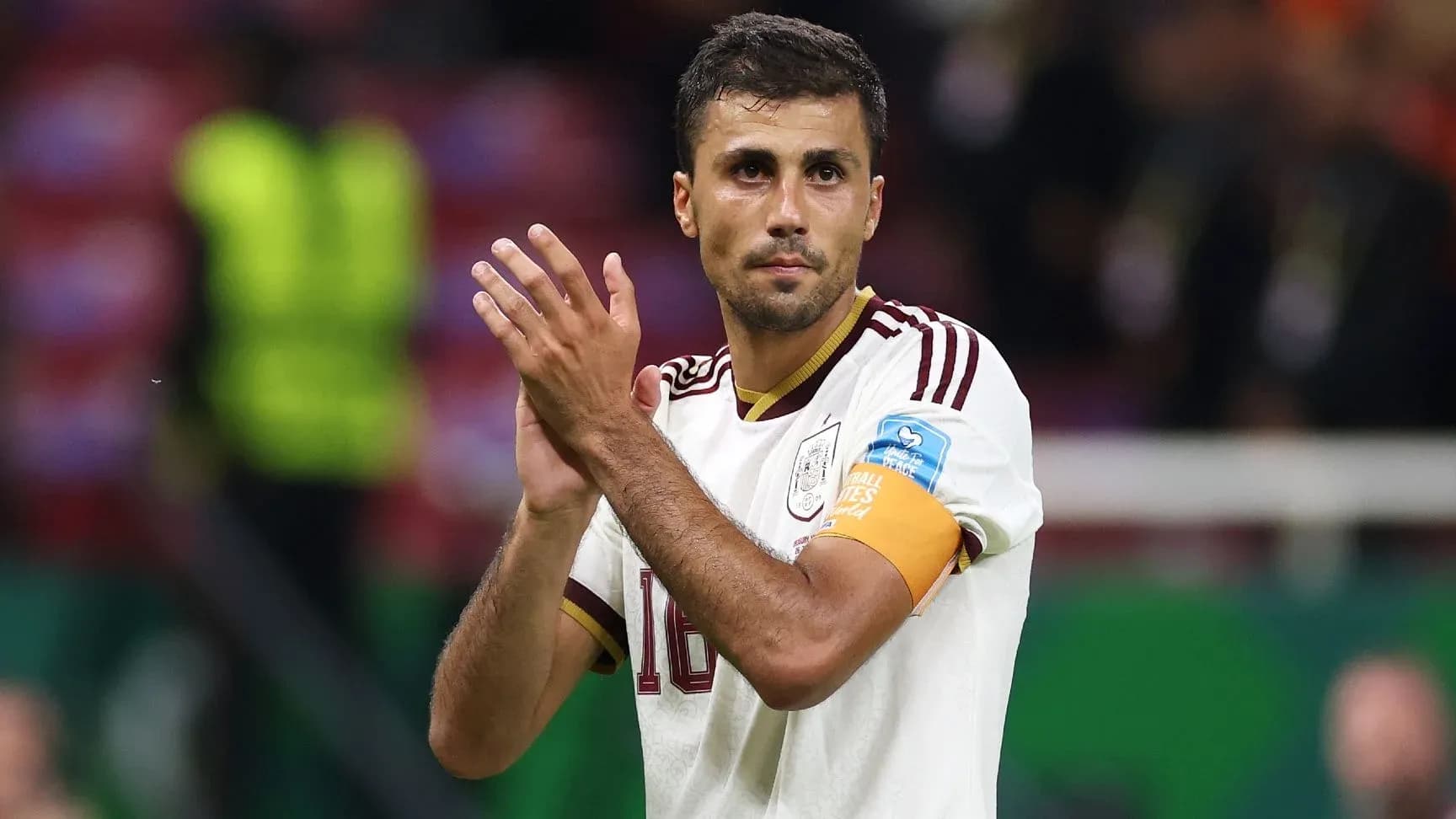 Futbolchi maydonda qo'llarini chalmoqda