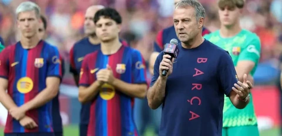 Trener nutq soylayotgan futbolchilar bilan birga