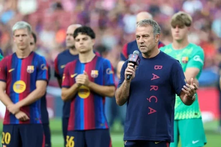 Trener nutq soylayotgan futbolchilar bilan birga