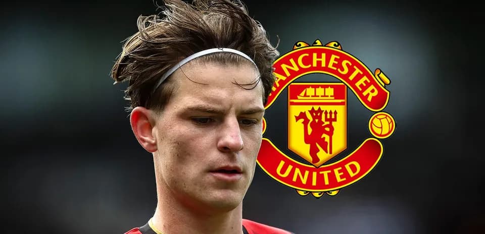Futbolchi Manchester United logosi ortida o'ylab turibdi
