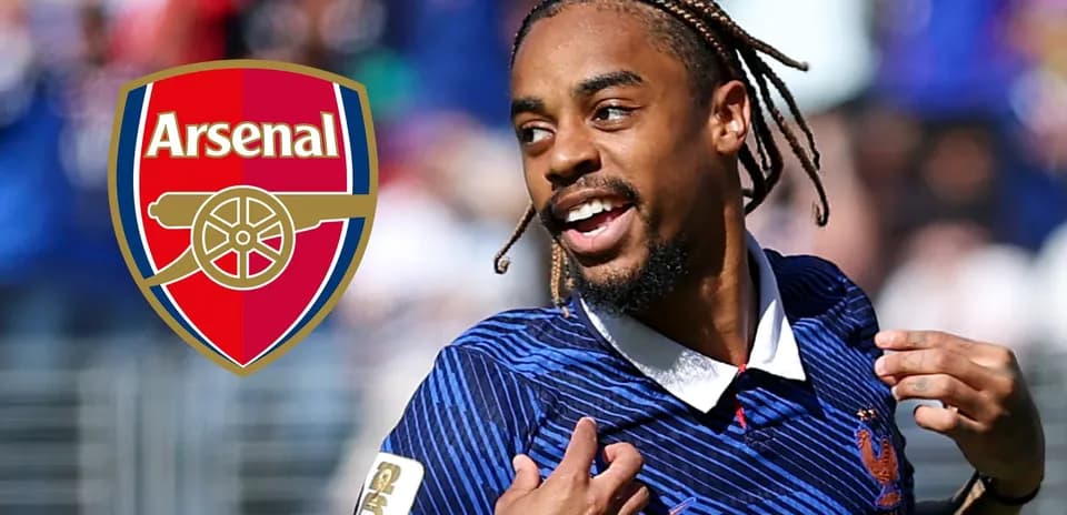 Futbolchi Arsenal emblemasi bilan maydonda