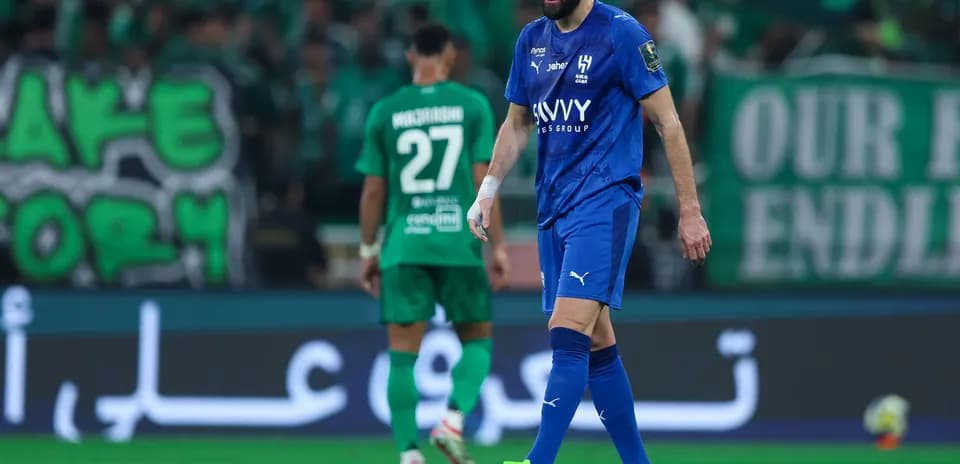 Futbolchilar o'yin maydonida harakatlanmoqda
