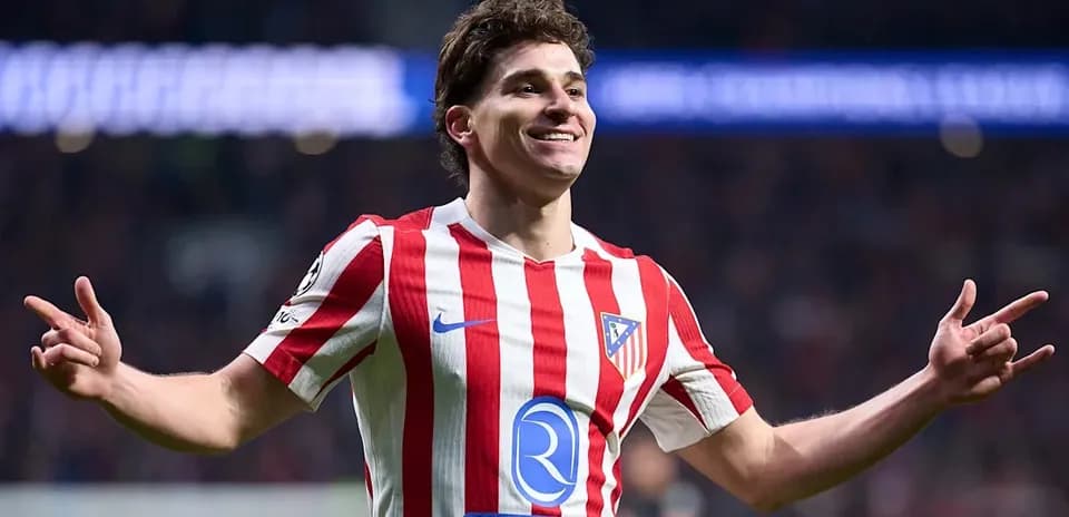 Futbolchi goli nishonlayapti, Atlético Madrid formasi