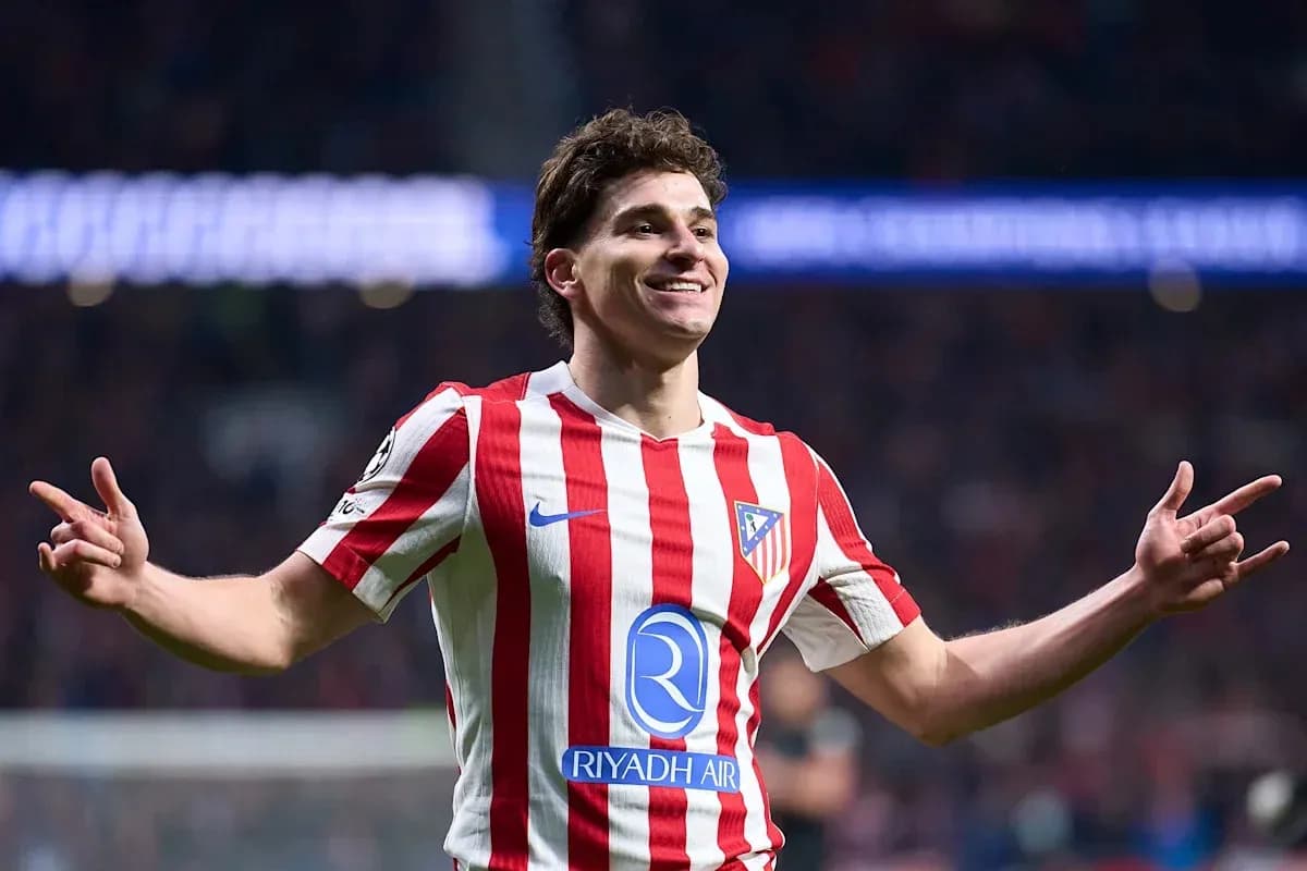 Futbolchi goli nishonlayapti, Atlético Madrid formasi