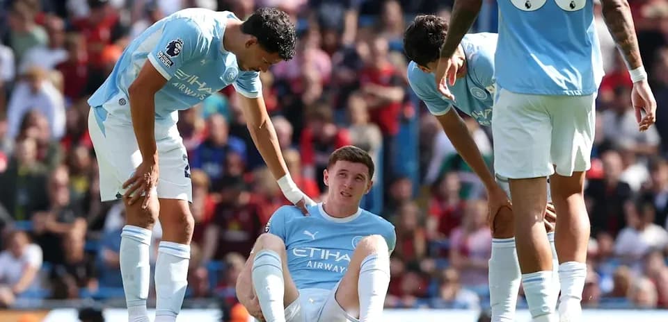 Manchester City players assisting injured teammate on pitch