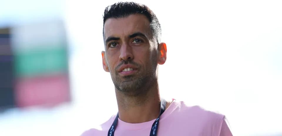 Futbolchi maydonda tayyorgarlik ko'rmoqda