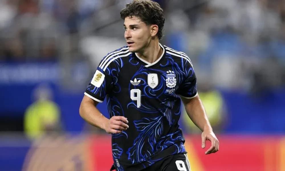 Futbolchi Argentina formasi, maydonda harakatda