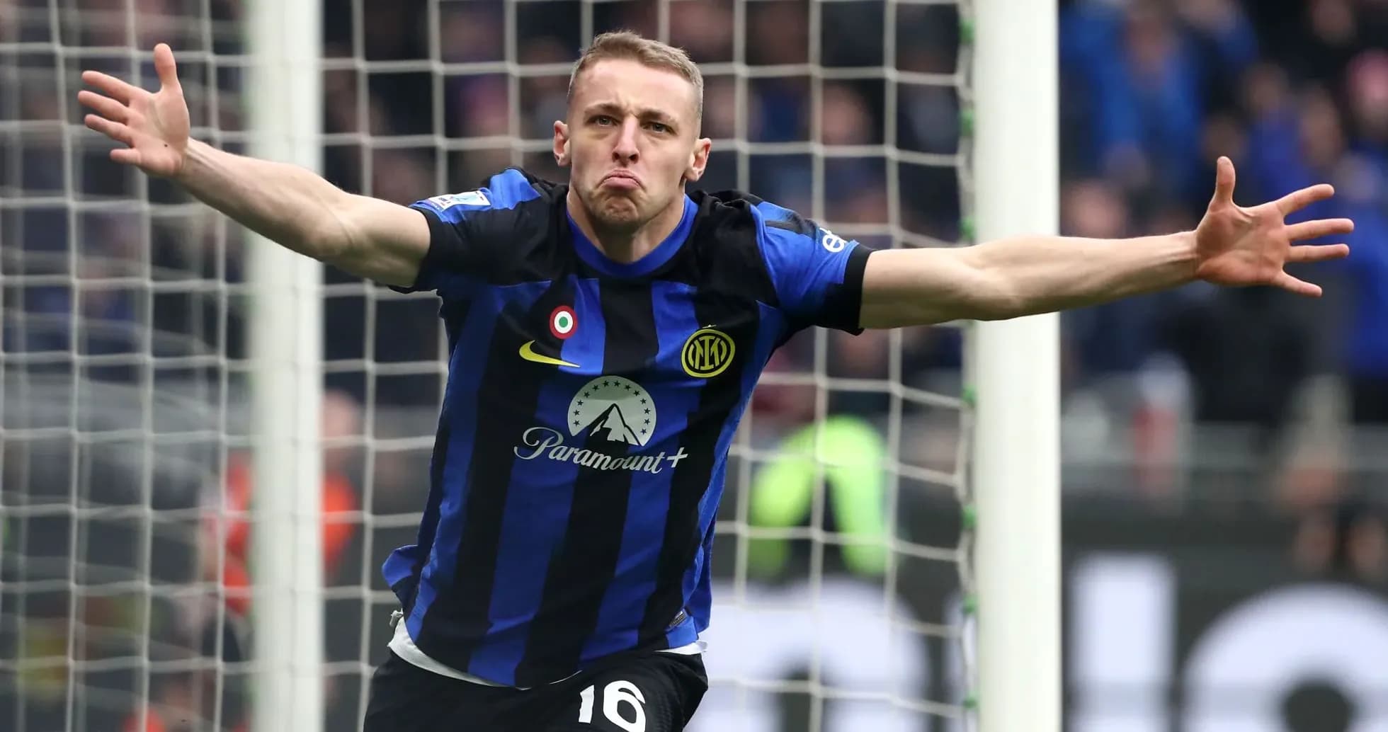 Futbolchi gol urganidan keyin nishonlayapti