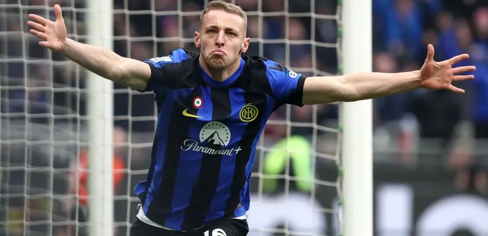 Futbolchi gol urganidan keyin nishonlayapti
