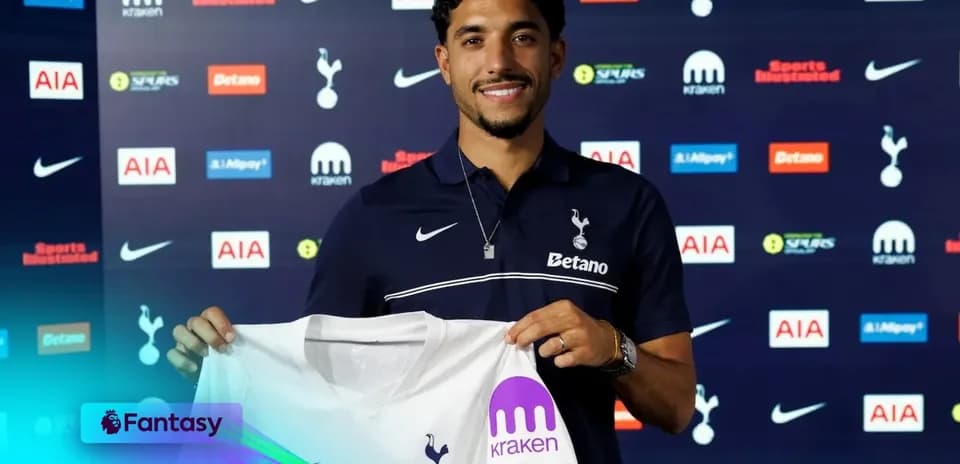 Futbolchi yangi formasini tutib turibdi