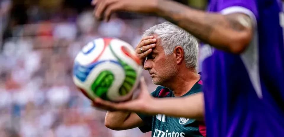 Murinho futbol to'pini ushlab, o'ylayapti