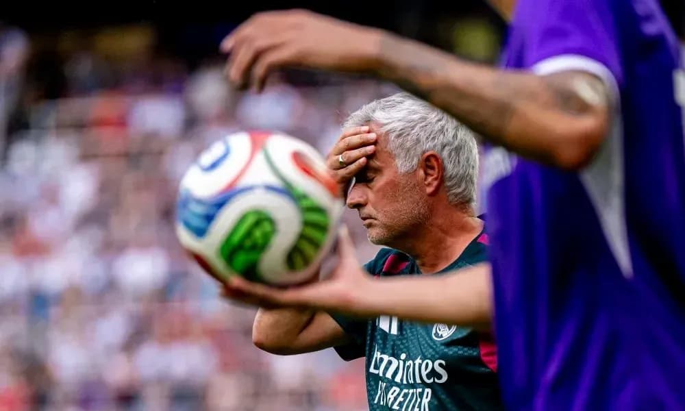 Murinho futbol to'pini ushlab, o'ylayapti