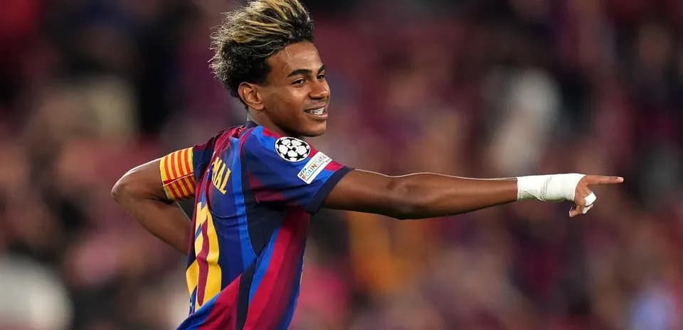 Futbolchi gol urganidan keyin qo'lini ko'tarib turibdi