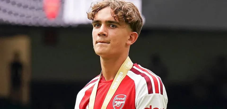 O'yinchi Arsenal formasi bilan maydonda turibdi