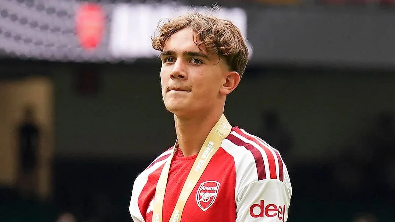 O'yinchi Arsenal formasi bilan maydonda turibdi