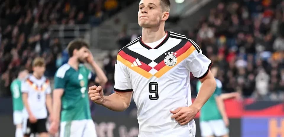 Futbolchi Germaniya formasida maydonda harakatda