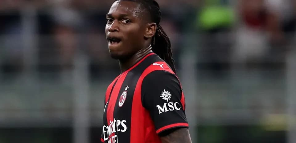 Futbolchi maydonda harakatda, AC Milan formasi kiygan