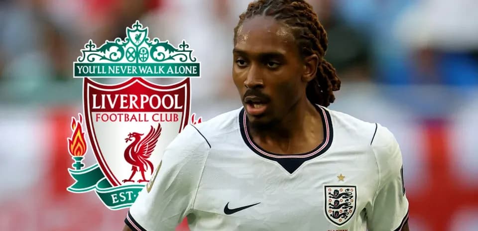Futbolchi Liverpool logosi bilan maydonda harakatda