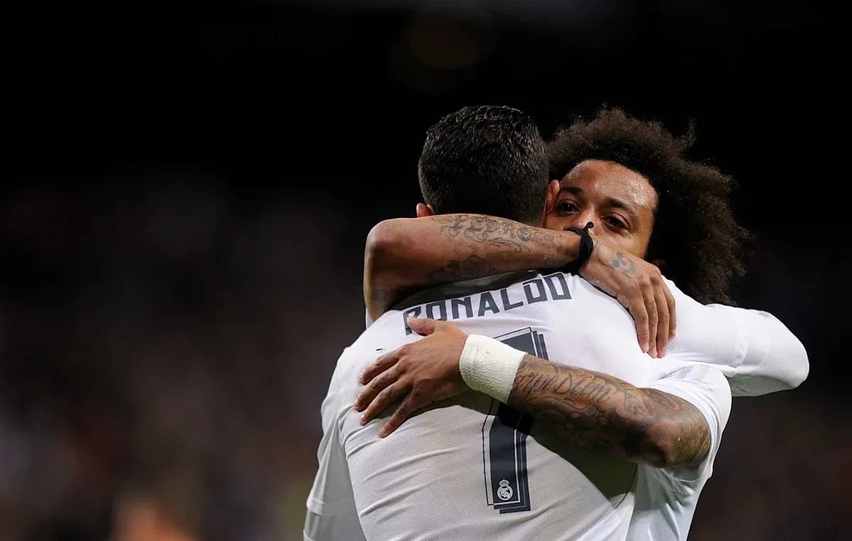 Futbolchilar quchoqlashayotgan paytda