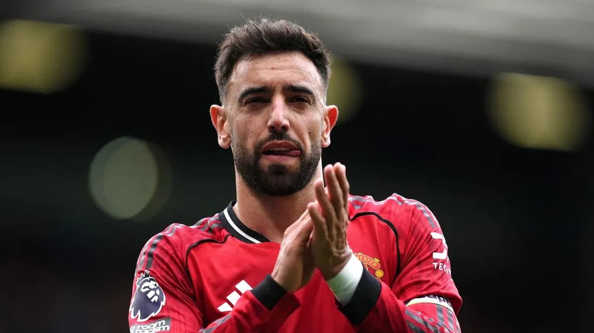 Futbolchi qizil formada muxlislarni salomlashmoqda Futbolchi qizil formada muxlislarni salomlashmoqda