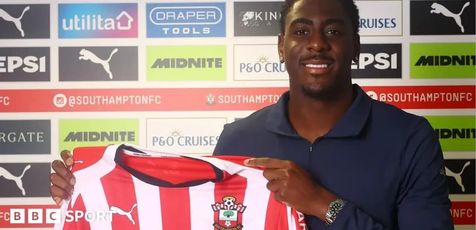 Futbolchi Southampton FC formasini ushlayotgan shaxs