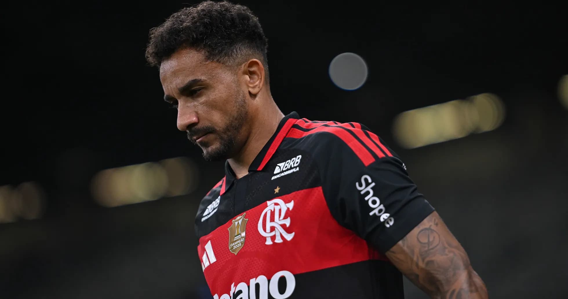 Futbolchi Flamengo formasida maydonga chiqmoqda