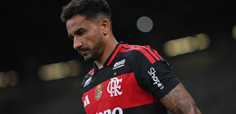 Futbolchi Flamengo formasida maydonga chiqmoqda