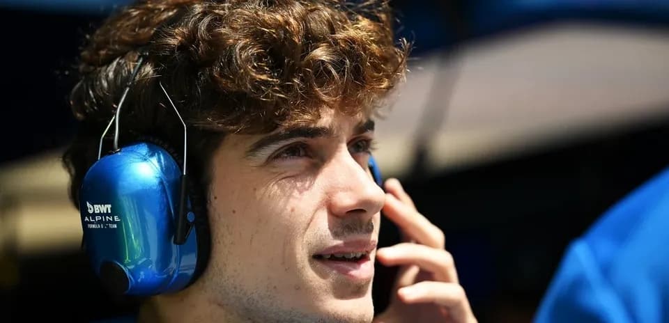 Mansab alpin jamoasi a'zosi telefon bilan muloqotda
