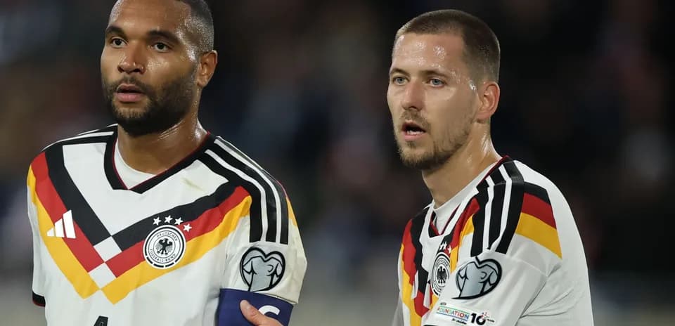Ikkita futbolchi maydonda muhokama qilmoqda