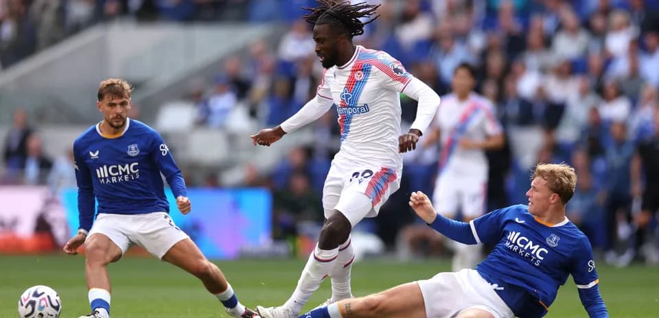 Oyinda raqibdan qochayotgan futbolchi maydonda