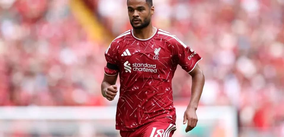 Futbolchi Liverpool formasida maydonda yurib bormoqda