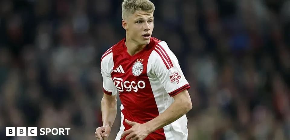 Futbolchi Ajax formasida maydonni aylanmoqda