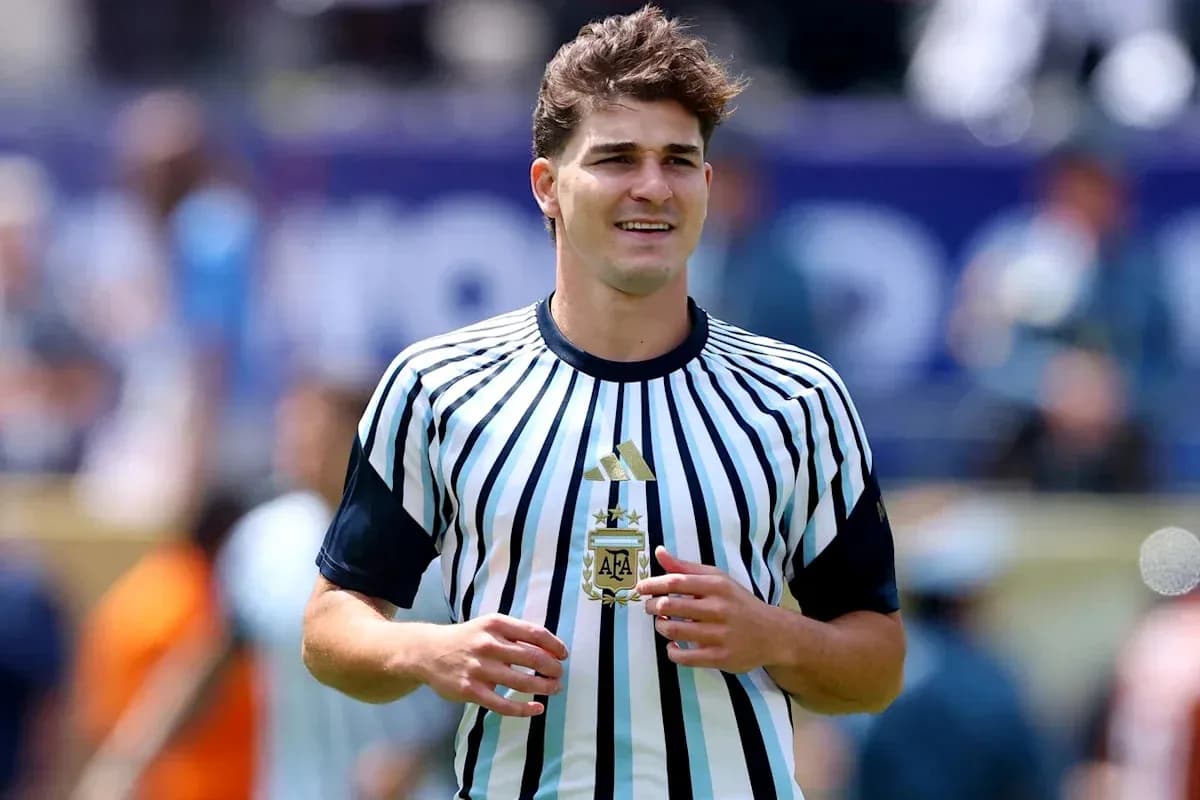 Futbolchi AFA formasida maydonda yurib kelmoqda