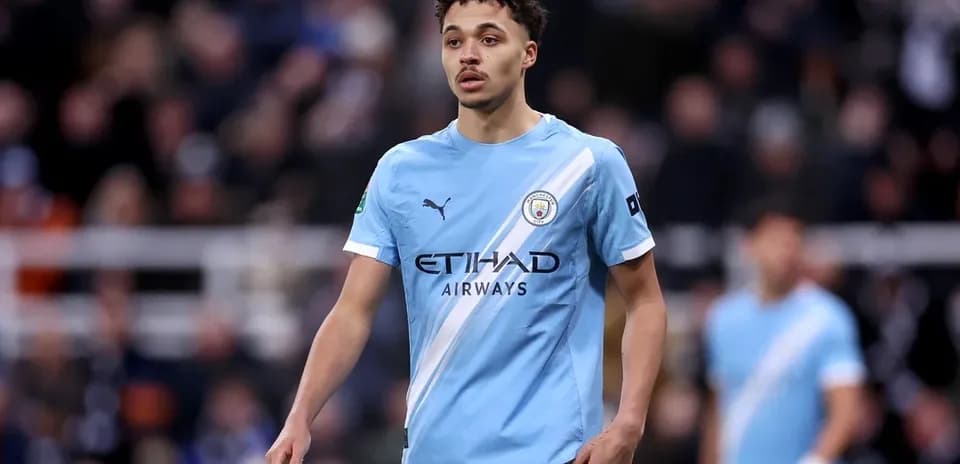 Futbolchi Manchester City formasida maydonda turibdi