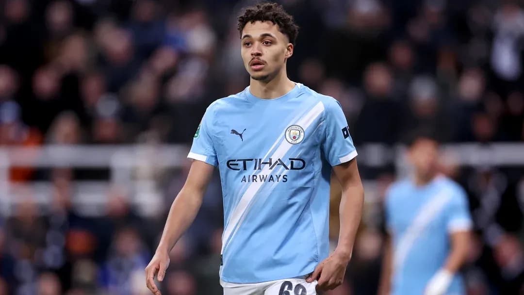 Futbolchi Manchester City formasida maydonda turibdi