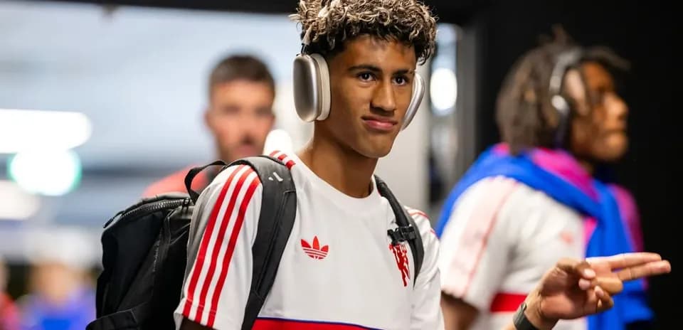 Futbolchi kirish yo'lida boshqalar bilan birga