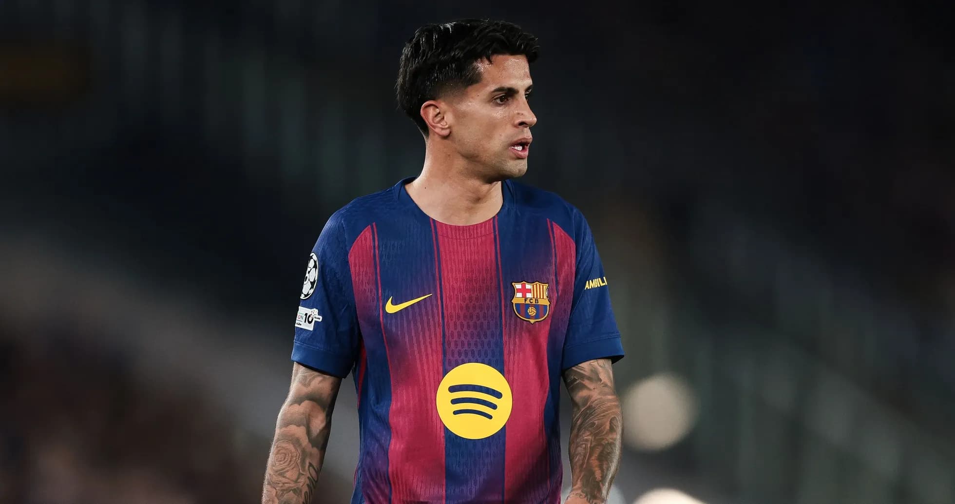Futbolchi Barcelona formasida maydonda yurmoqda