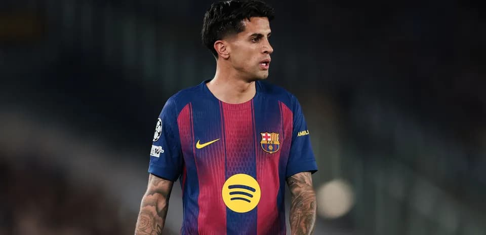 Futbolchi Barcelona formasida maydonda yurmoqda