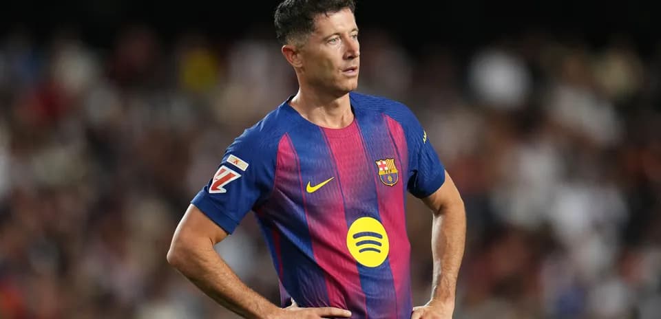 Futbolchi o'yin paytida maydonda turibdi