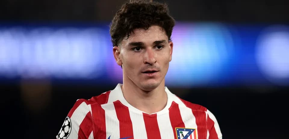 Futbolchi Atlético Madrid formasida maydon markazida