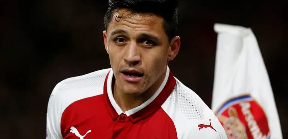 Futbolchi Arsenal formasida o'yin maydonida