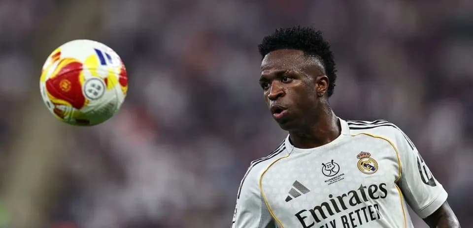 Vinícius Júnior controlling ball during match