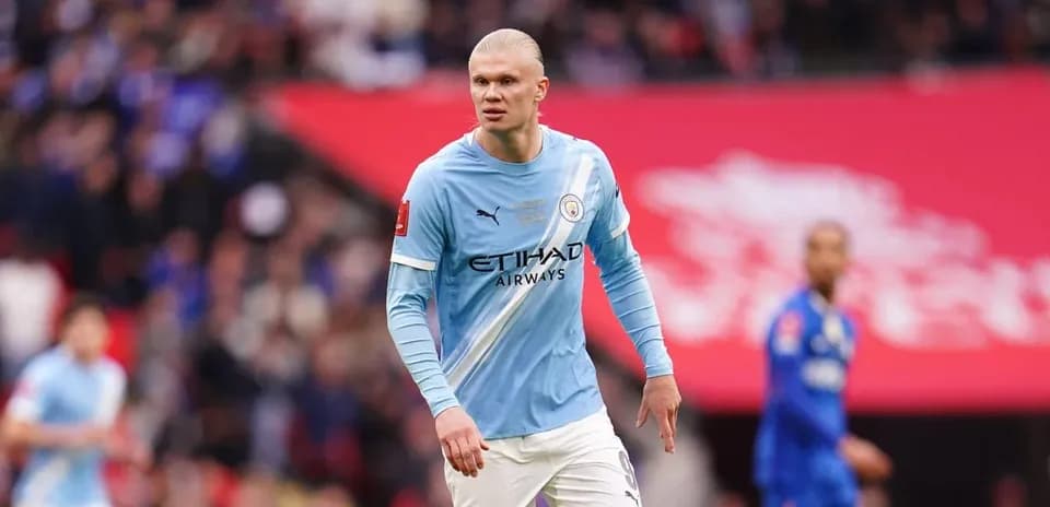 O'yinchi Manchester City formasida maydonda turibdi