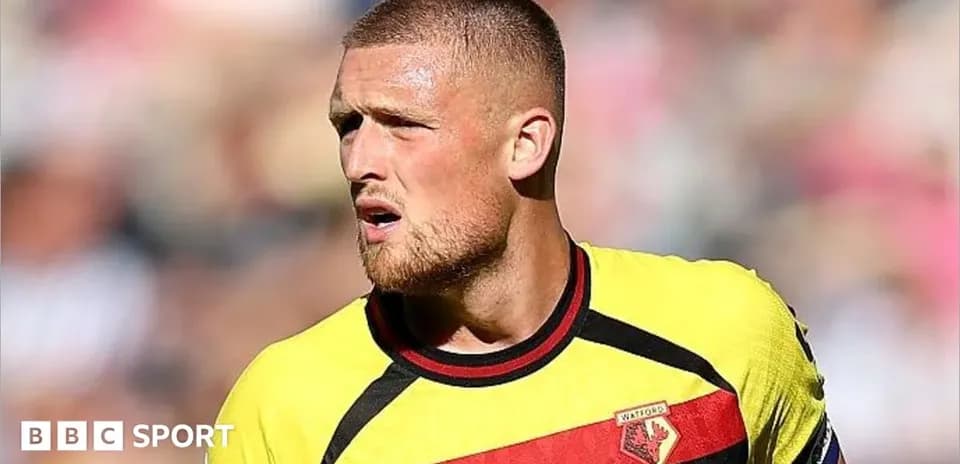 Futbolchi Watford formasida maydonda