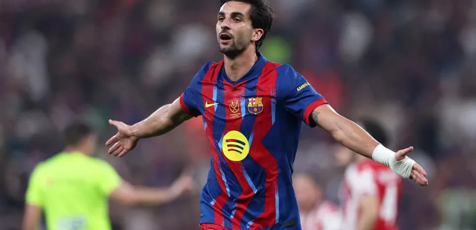 Futbolchi goli nishonlayapti stadionda