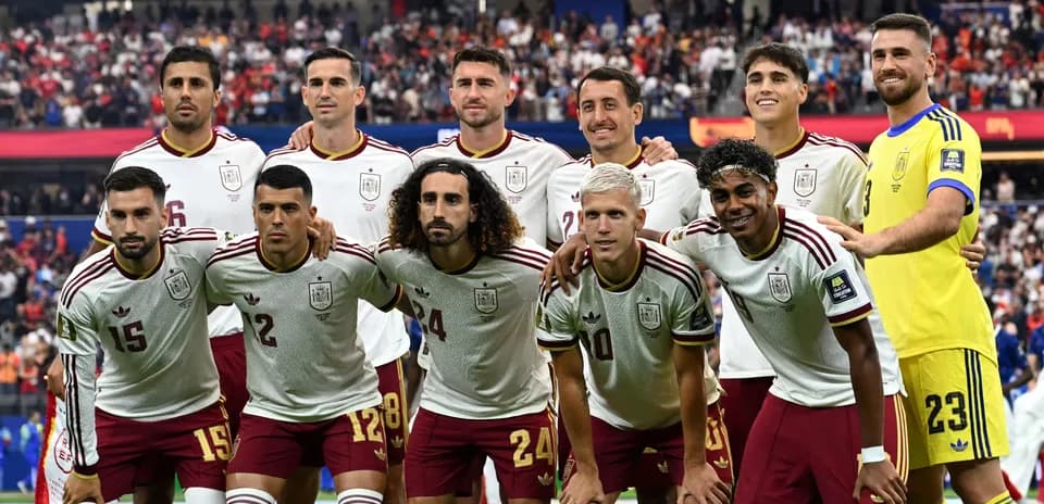 Ispaniya futbol jamoasi o'yin oldidan safda