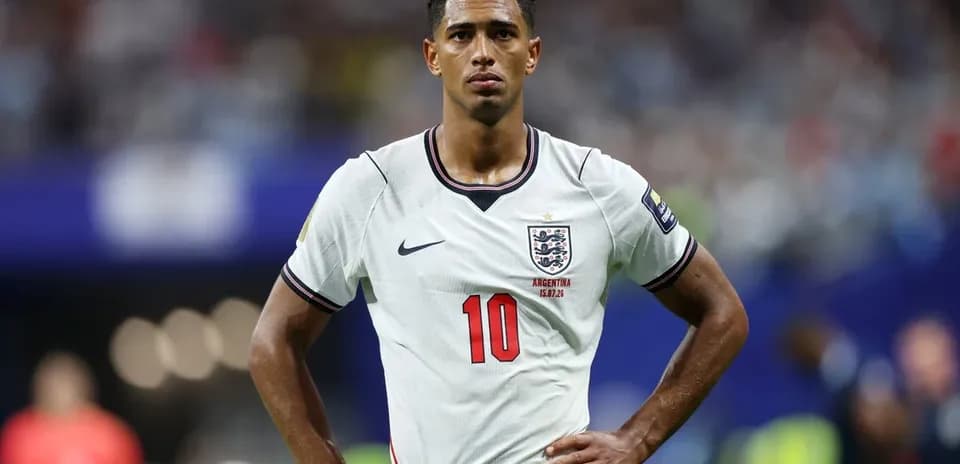 Futbolchi maydonda, Englandski formada, raqami 10