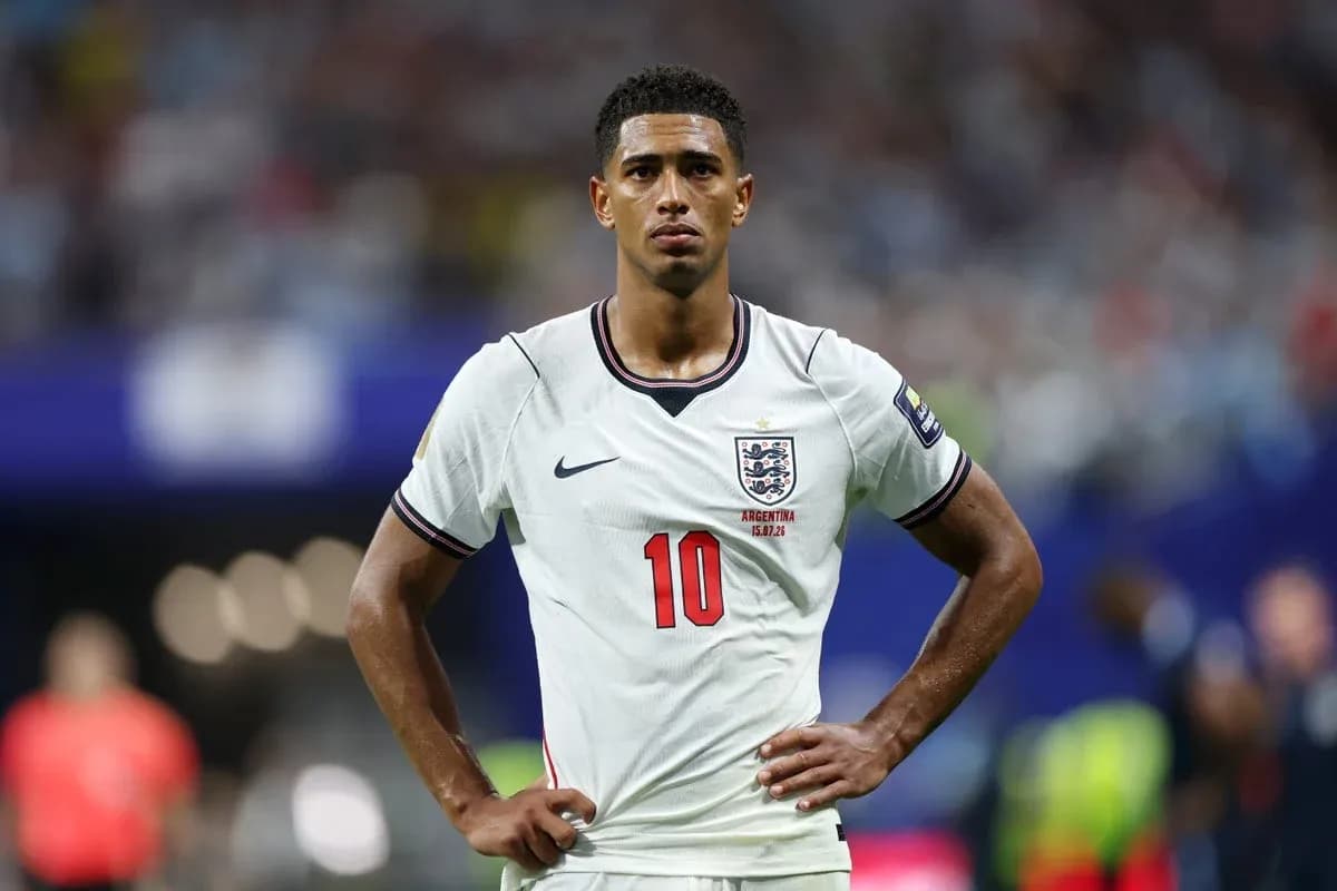 Futbolchi maydonda, Englandski formada, raqami 10
