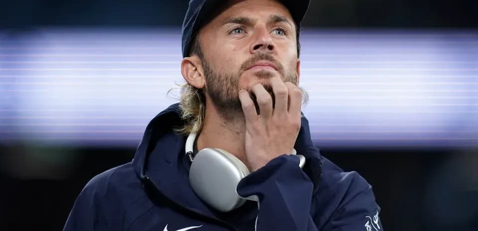 Kuchukli vaqtda o'ylab turgan futbolchi