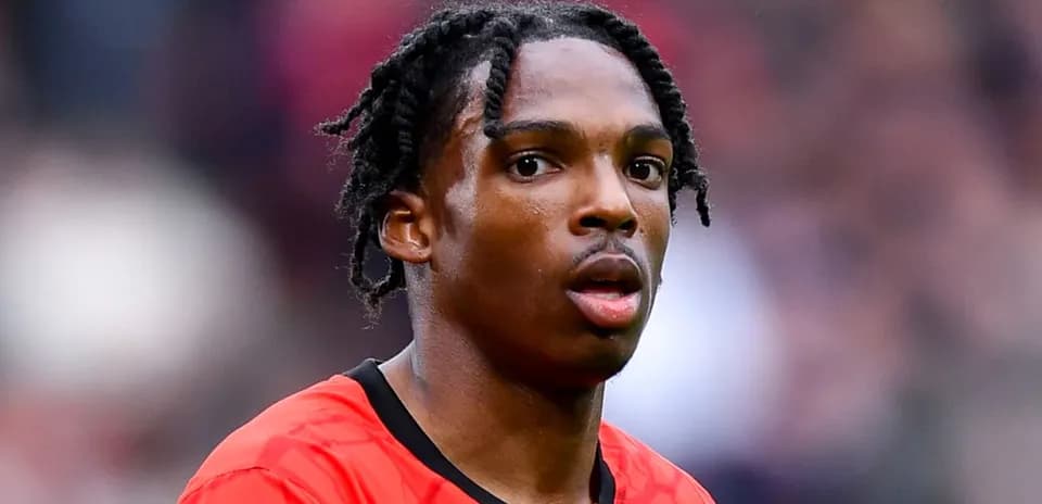Futbolchi maydonda o'yin paytida e'tibor qaratmoqda